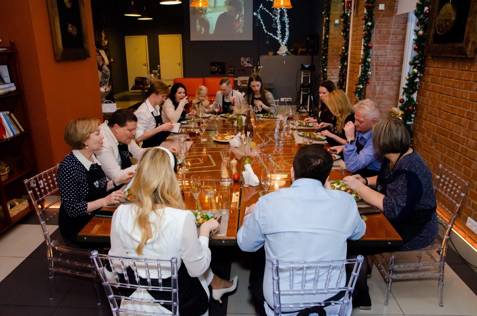 Уютный ужин для большой компании после готовки на Васильевском острове