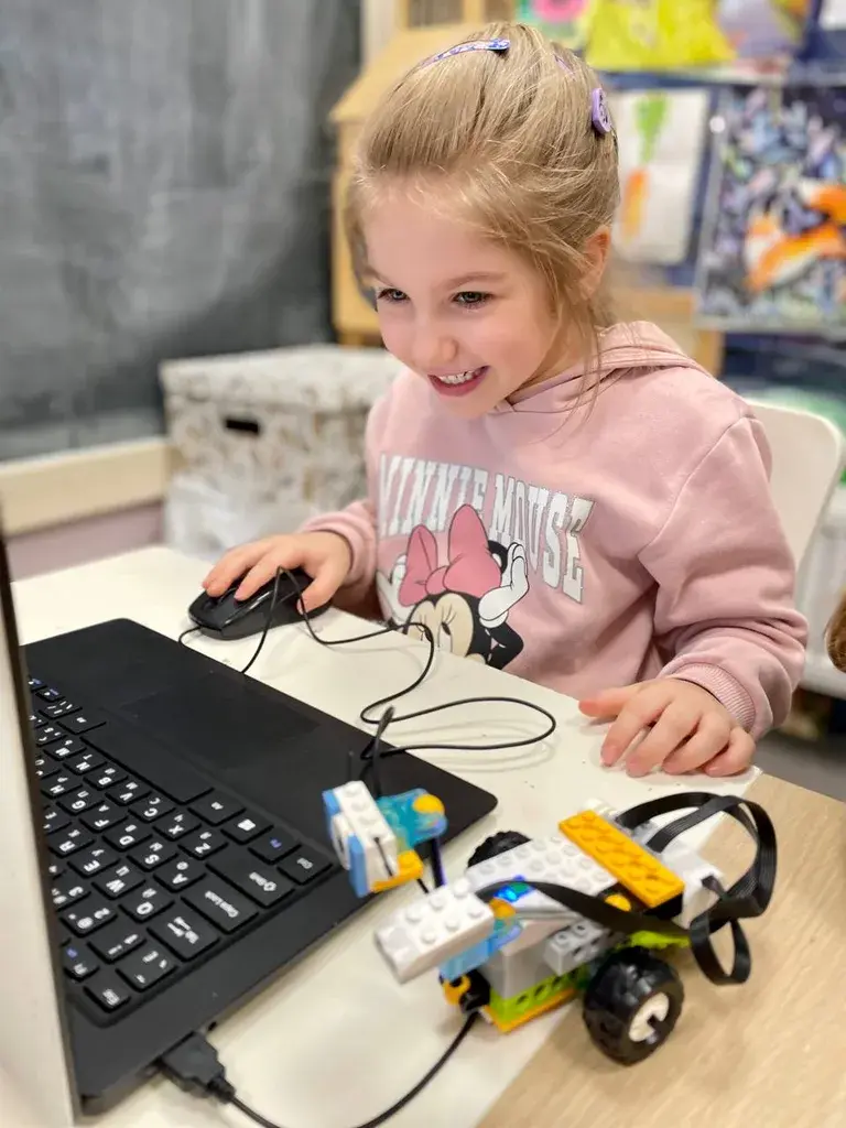 Ученица RoboCore программирует LEGO-робота