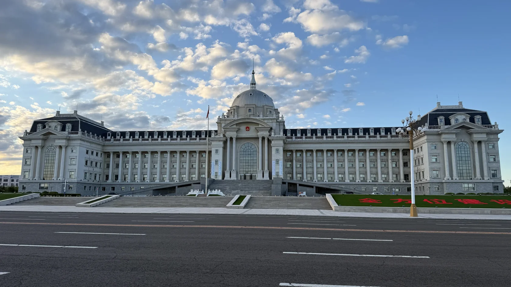 Большое белое здание с центральным куполом и парадной лестницей