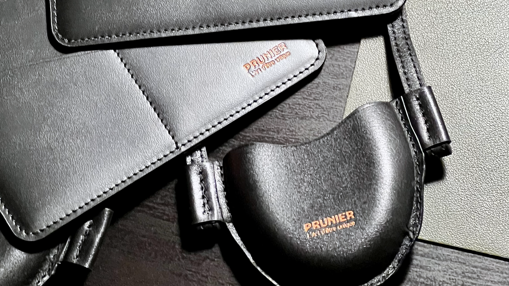 Процесс пошива: аккуратная строчка и обработка кромки на изделиях из кожи