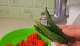 Приготовление икры из баклажанов на зиму через мясорубку: шаг 3