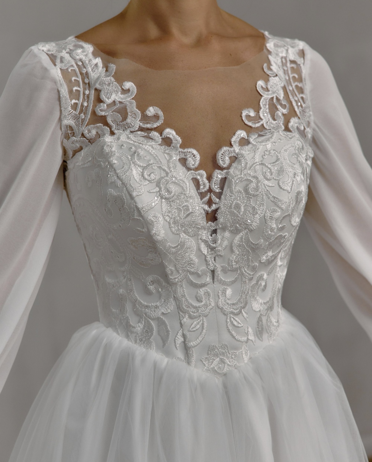 Свадебное платье с кружевным верхом и объемными рукавами