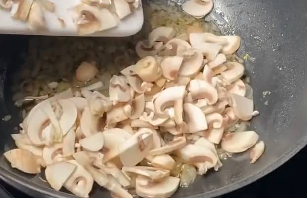 Приготовление постных котлет из гречки на сковороде: шаг 7