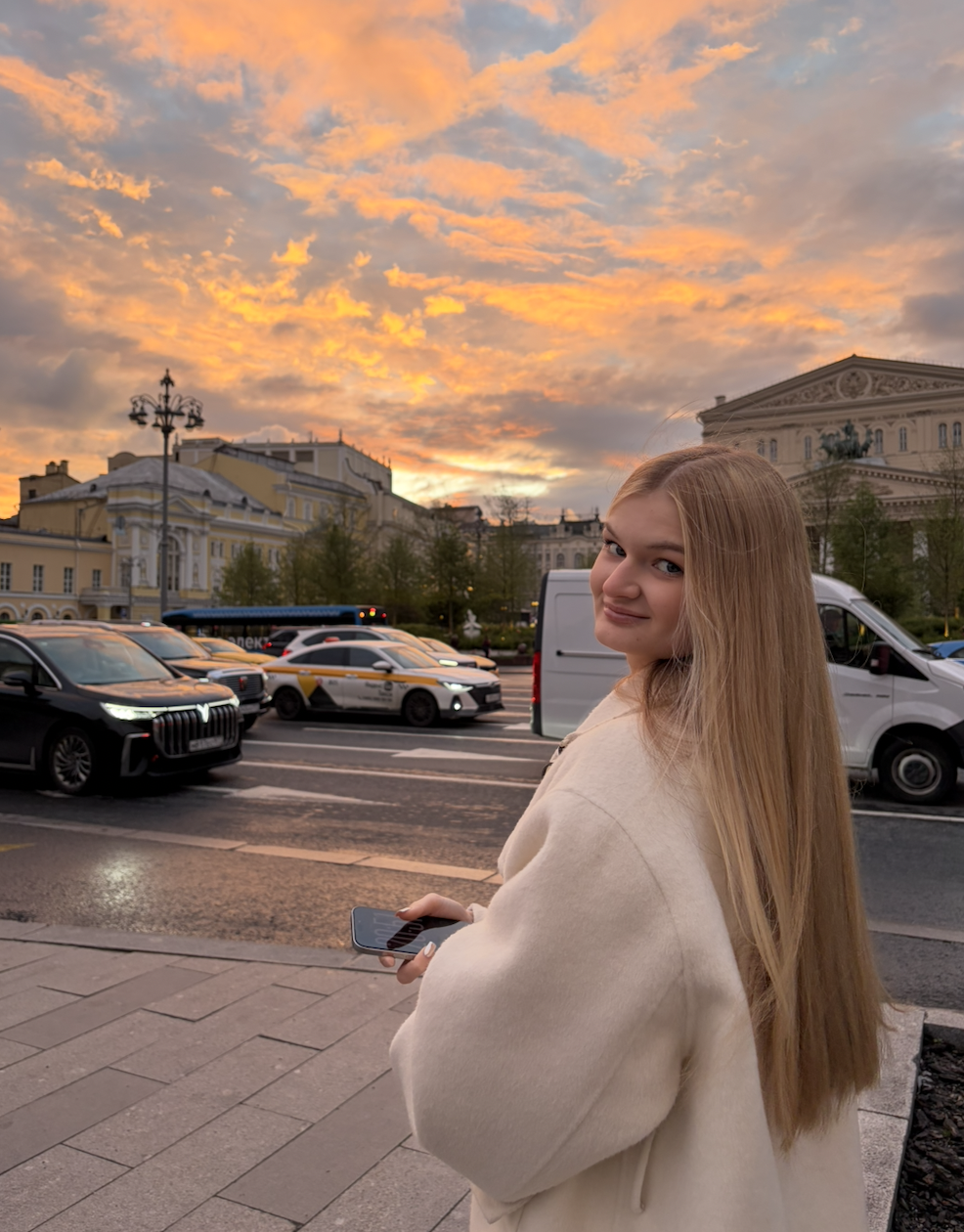 Режиссер монтажа и контент-мейкер с опытом работы в телевизионном производстве и маркетинге. Создаю визуальный продукт, который выстраивает сильную драматургию и решает конкретные бизнес-задачи.    Полный цикл продакшена. Самостоятельно веду проекты от разработки идеи до финального рендера. Понимаю законы режиссуры, композиции и света. Имею собственный комплект оборудования (профессиональный свет, звук, стабилизатор DJI) — готова самостоятельно выезжать на локации и снимать проекты «под ключ».