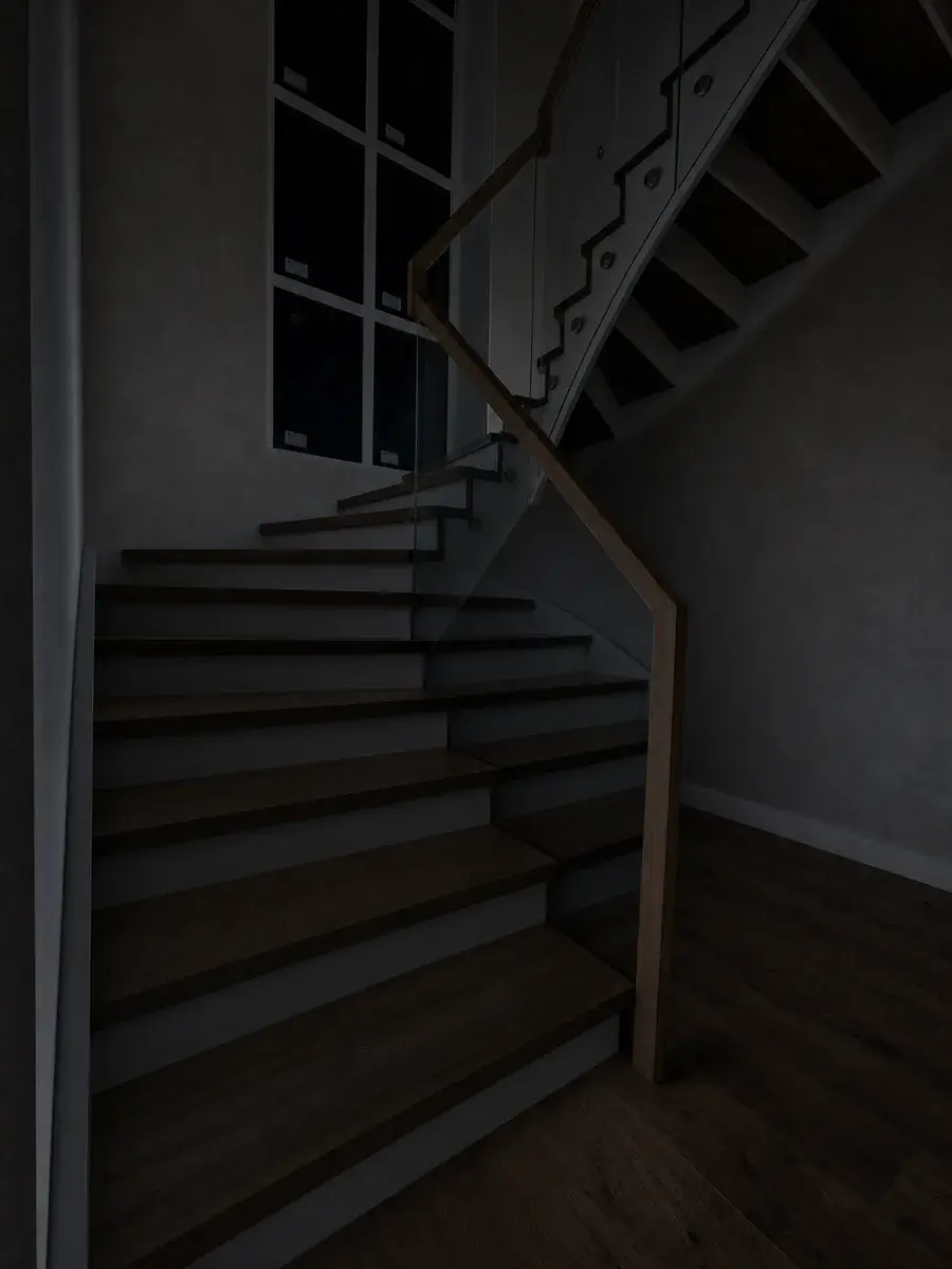 Лестница без подсветки