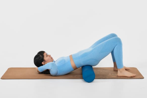 фитнес тренер качает пресс