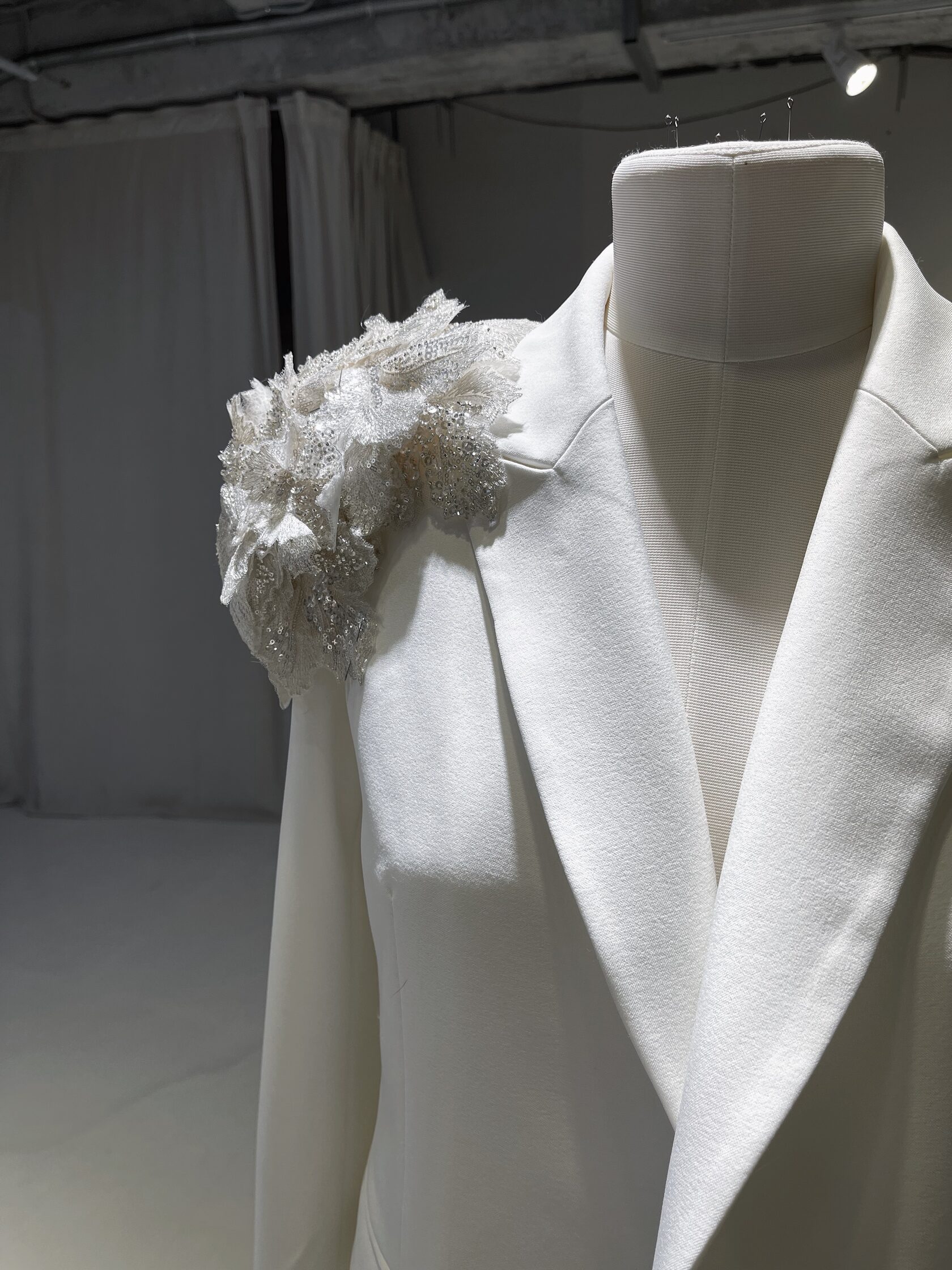 Женский пиджак на свадьбу белый