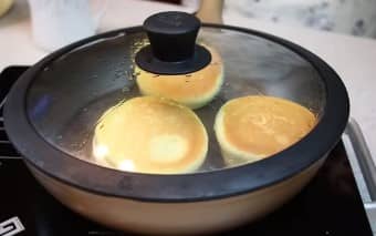 Приготовление японских панкейков на сковороде: шаг 15