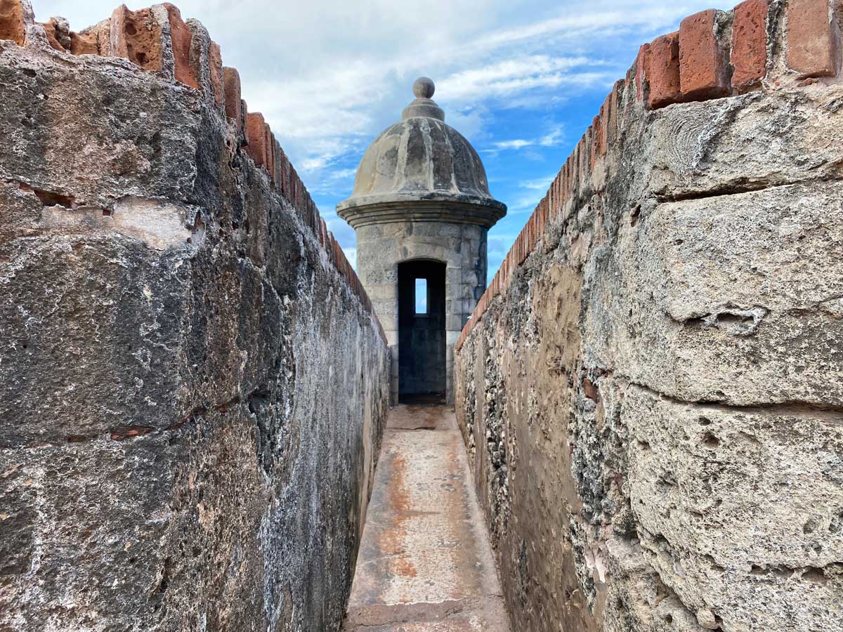 Город Сан-Хуан на острове Пуэрто-Рико - старый форт. Карибское море