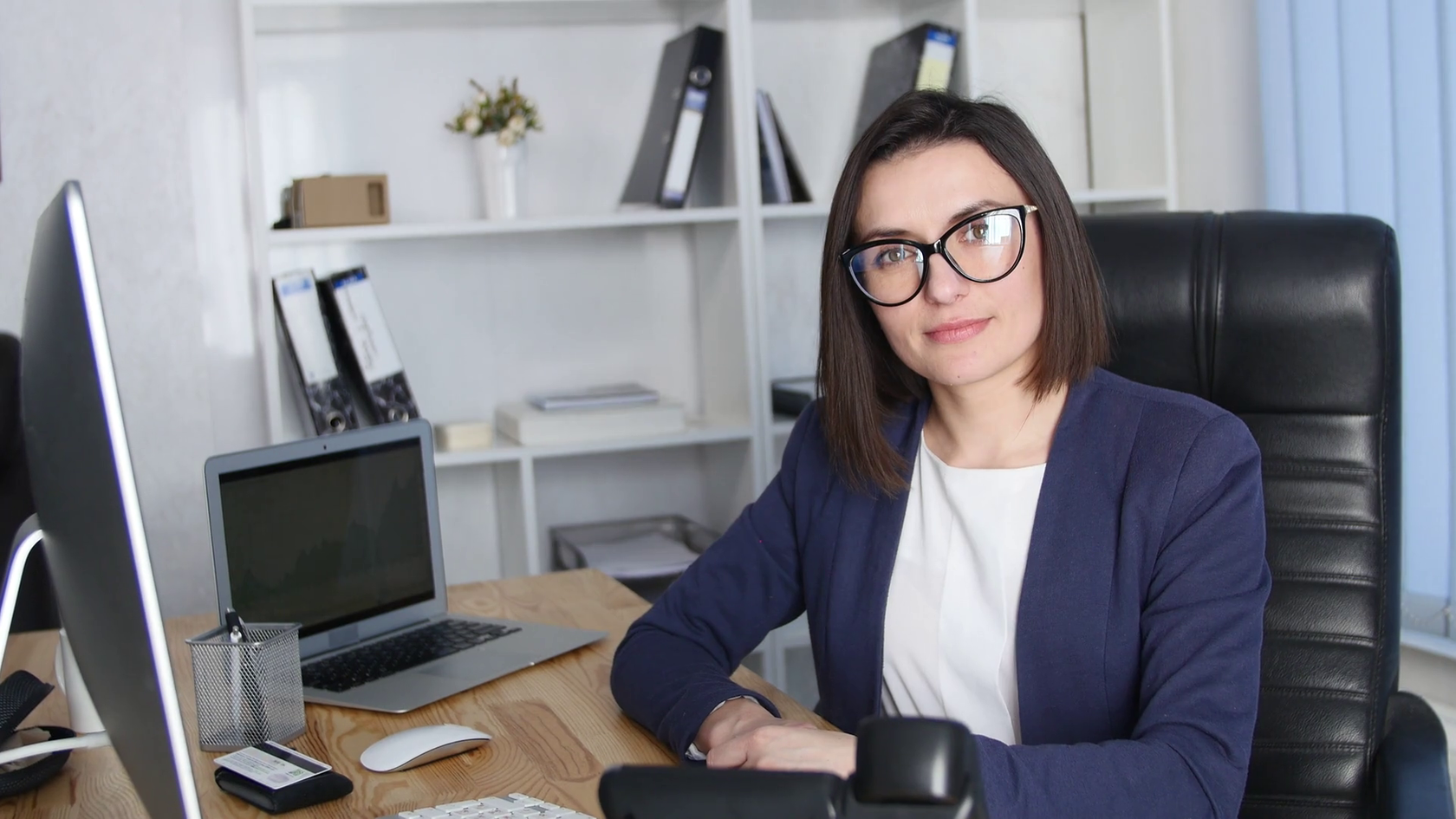 Женщина руководитель. Женщина за столом в офисе. Женщина в очках офис. Женщина руководитель отдела.