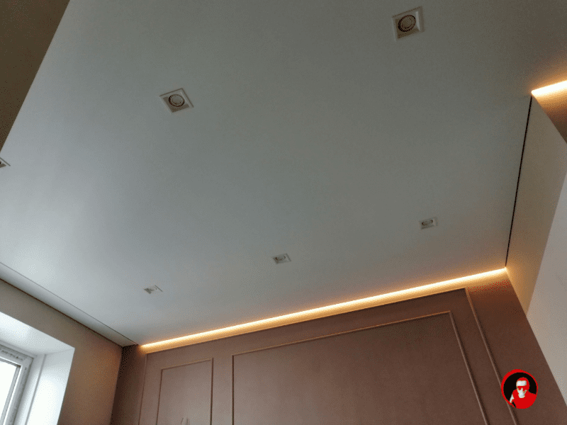 Матовый потолок MSD с теплой подсветкой.