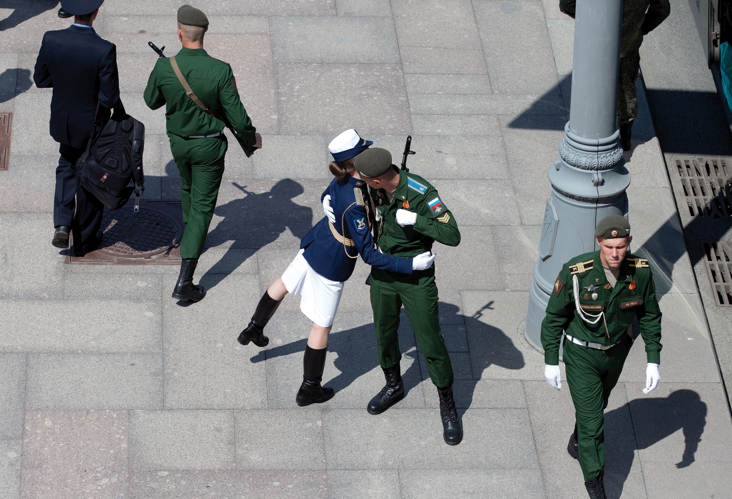После парада 9 мая. Смешные ситуации на параде Победы. Русские солдаты на параде. Парад команд. Встреча на параде думка.