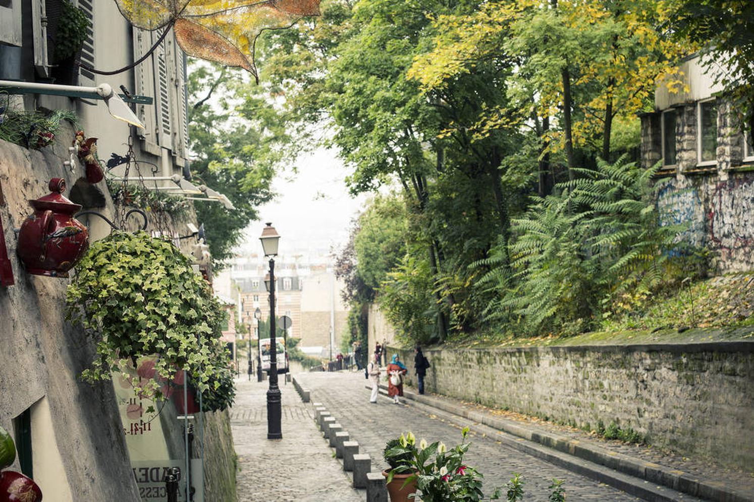 Улицы парижа фото. Montmartre Париж улица. Париж улочки Монмартра. Париж город улиц Монмартр. Франция улица Монмартр.