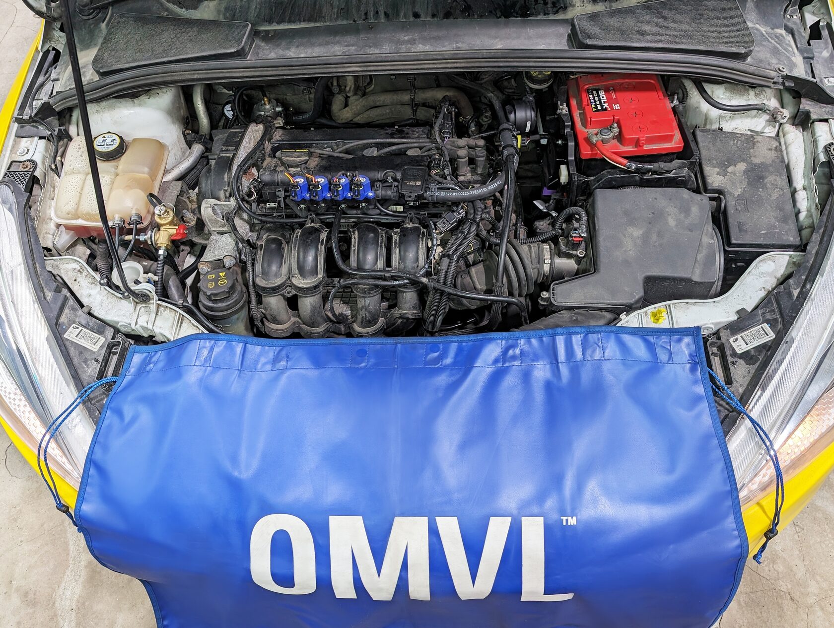 Подкапотное пространство Ford Focus с установленным метановым газовым оборудованием OMVL DREAM-4.