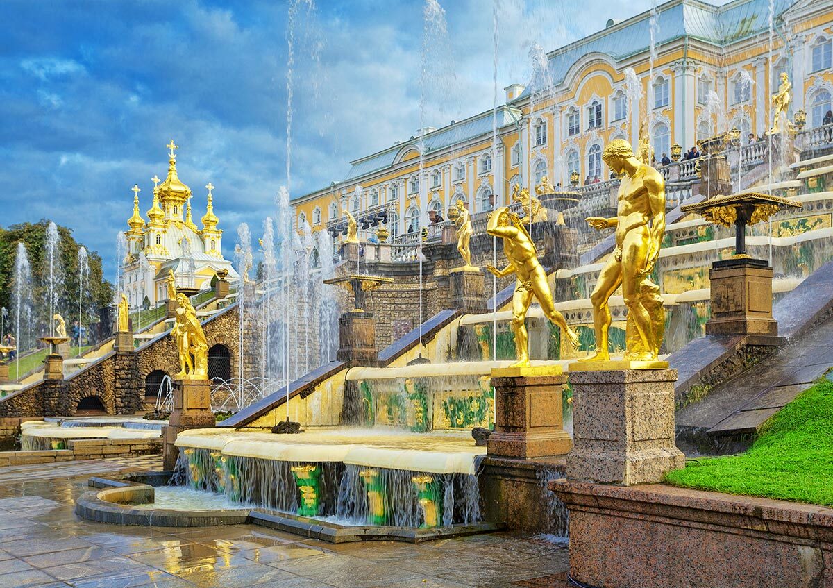 Петергоф в Санкт-Петербурге большой Каскад (фонтаны)
