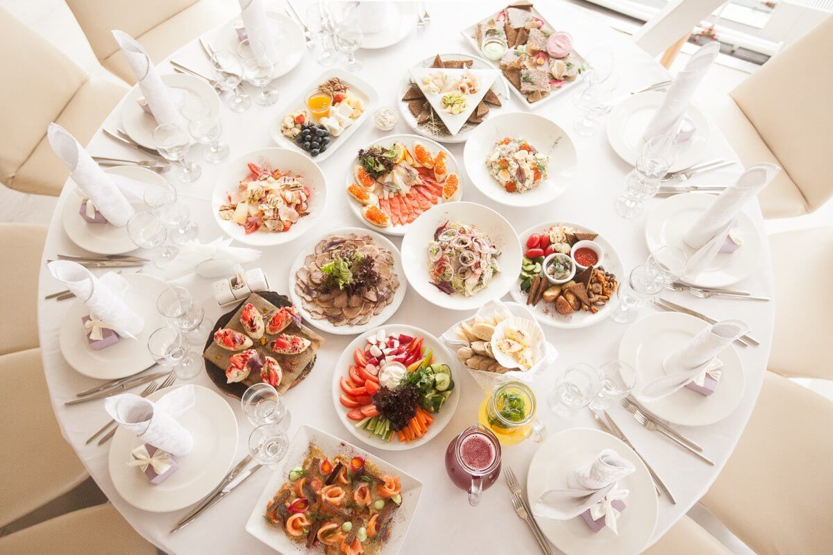 Доставка банкетных блюд от Chefs Catering.