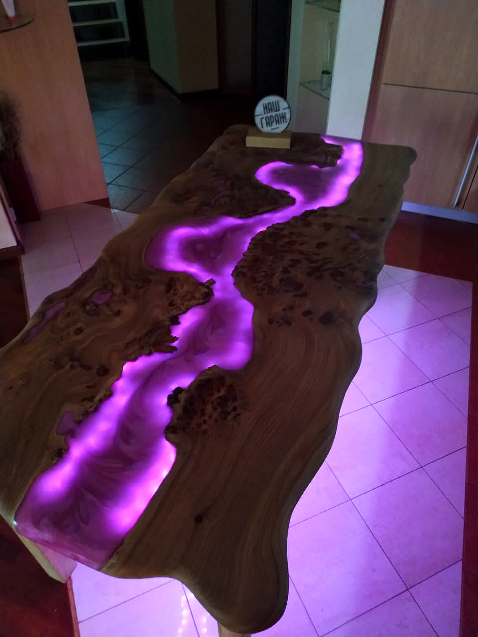 светящийся стол из эпоксидной смолы