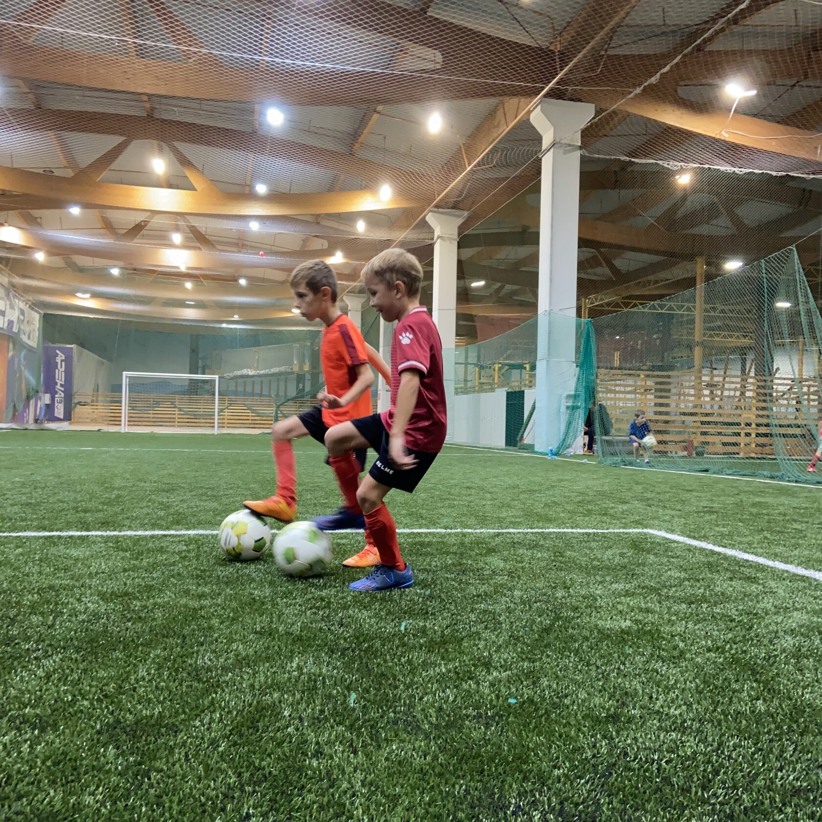 Аренда футбольного поля крытого в «Питерлэнд» СПб | «Арена 300»