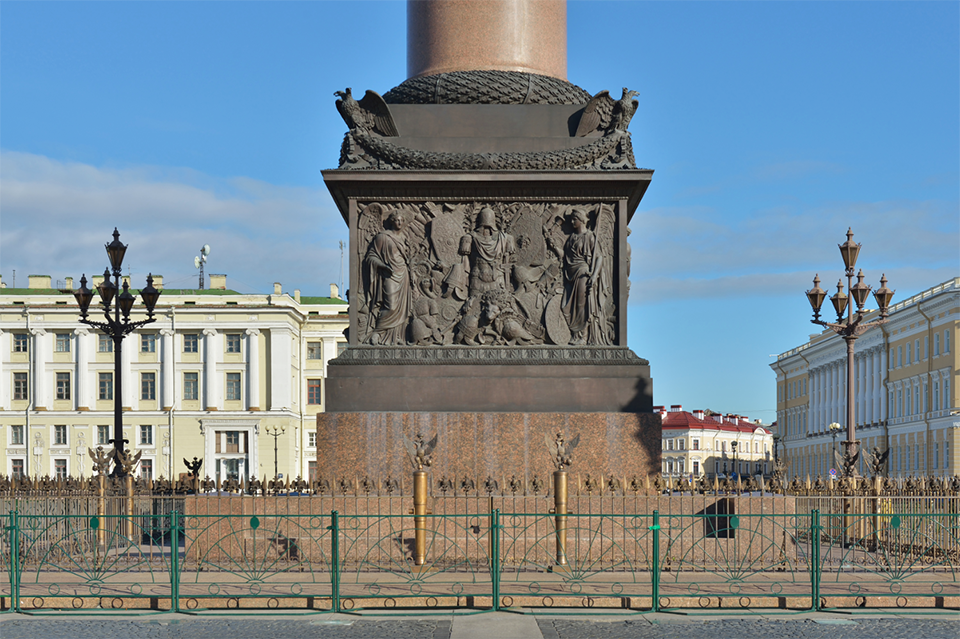 Александровская санкт петербург. Александровская колонна СПБ массоны. Александровская колонна постамент. Александровская колонна пьедестал. Барельефы Александрийский столп в Санкт-Петербурге.