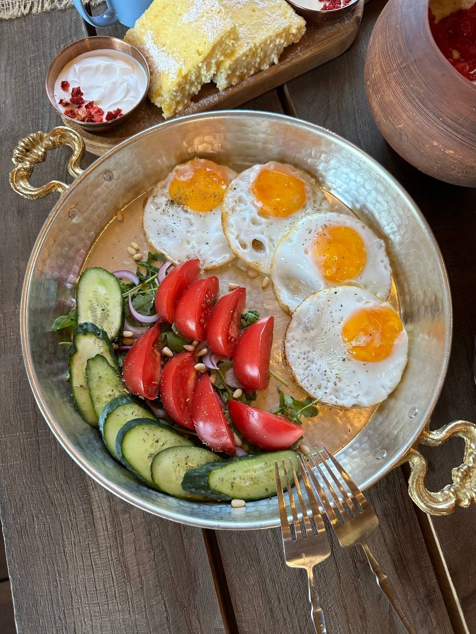 Завтрак: яичница, овощи и кукурузный хлеб