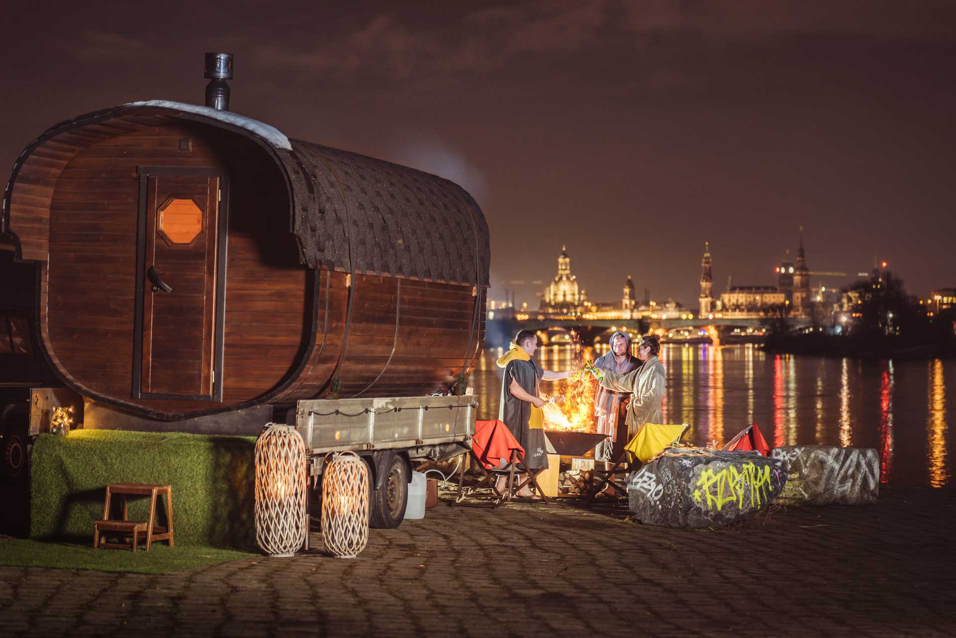 Mobile Sauna Dresden am Elbufer bei Nacht