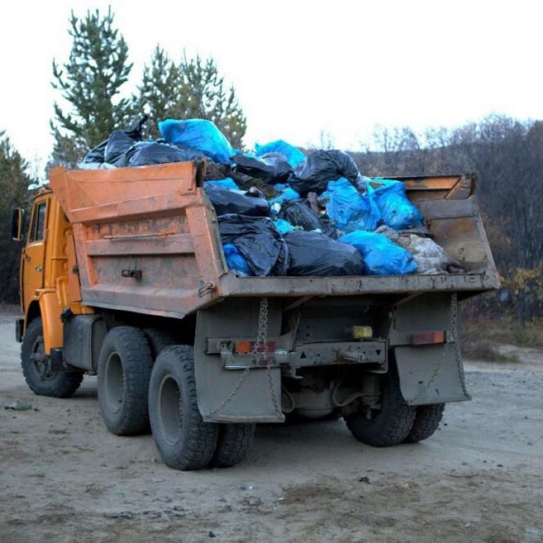 Вывоз мусора в Твери – машина с грузчиками