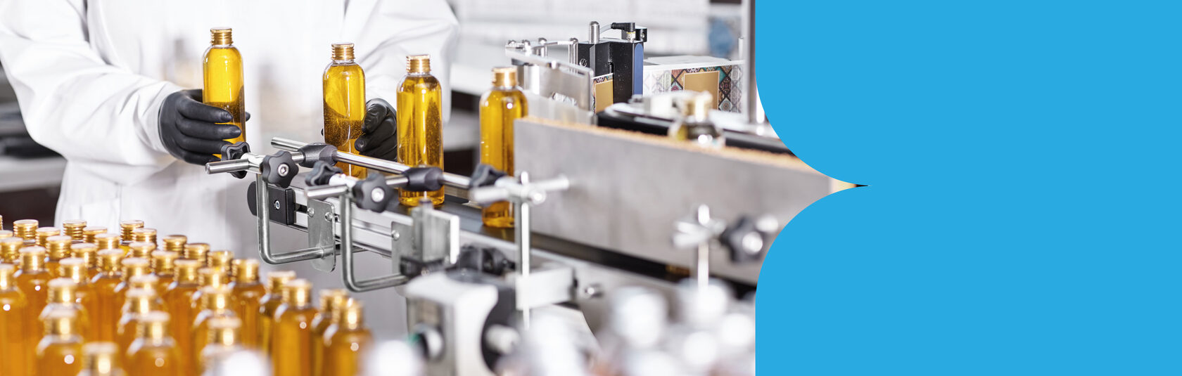 Линия розлива жидкостей в бутылки на производстве