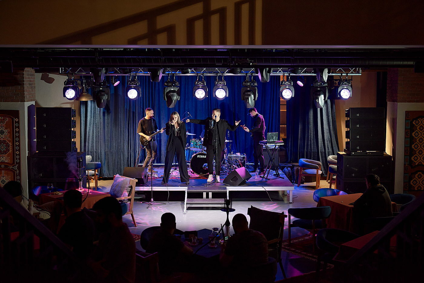 Музыканты на сцене Music Hall ресторана Каспиан