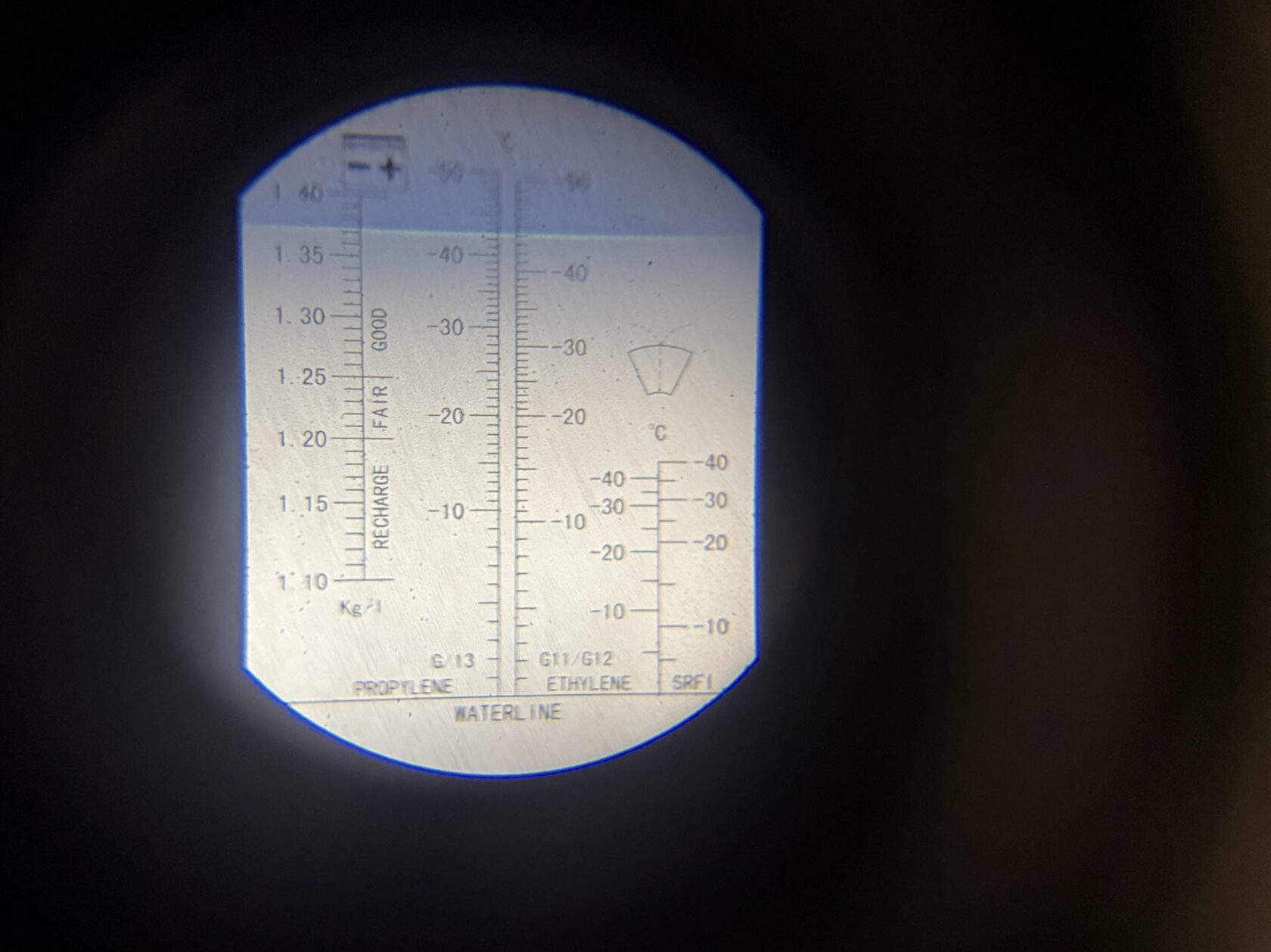 Перед началом работ проверяем рефрактометром состояние антифриза
