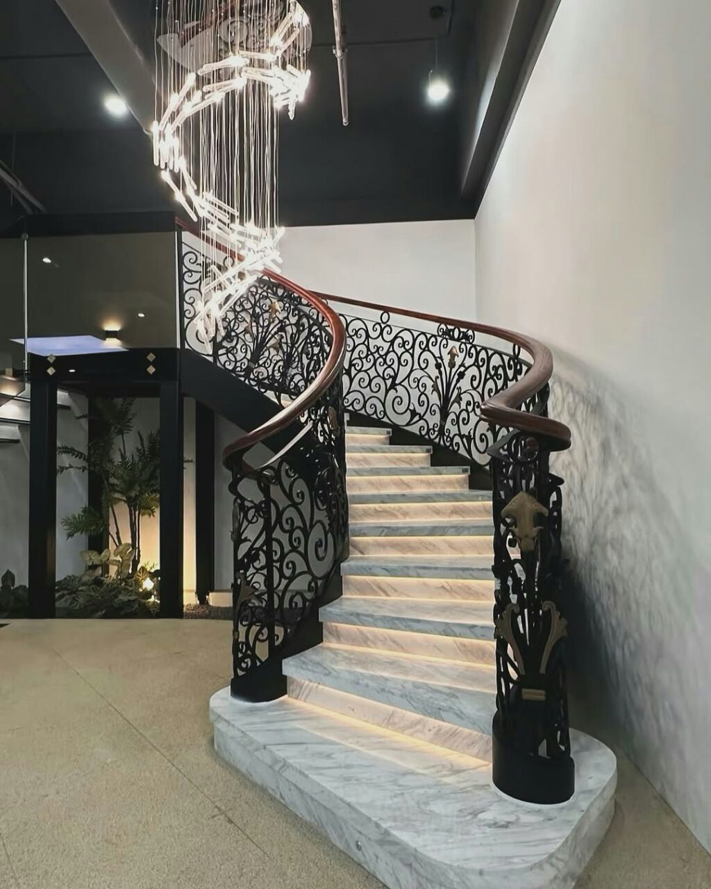 Радиусно-поворотная лестница закрытого типа на металлокаркасе