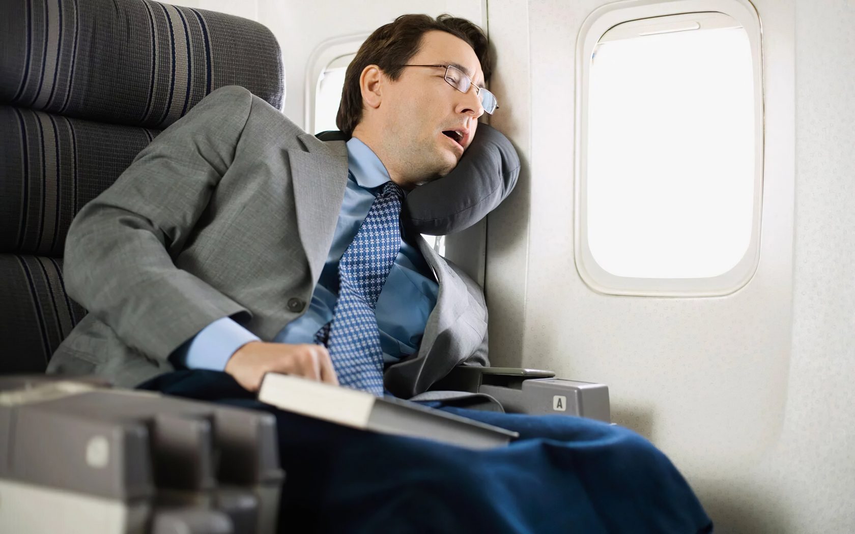 Улетает в командировку. Спать в самолете. Люди в самолете. Самолет с пассажиром.