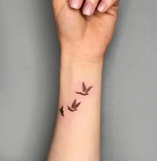 Татуировки птицы на руке у девушек: красота и символизм