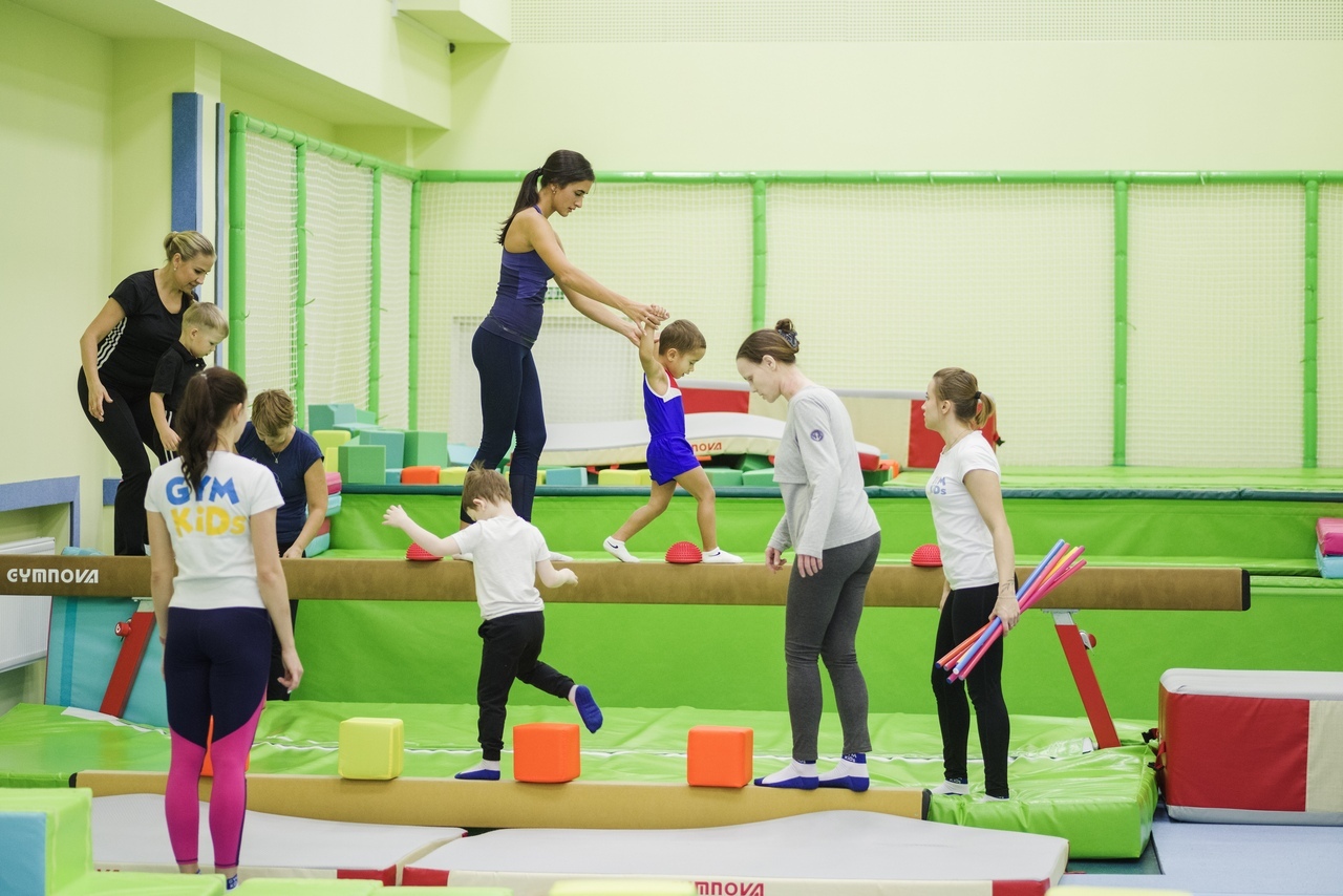 Стоящее занятие. Gym Kids Светлановский. Детский гимнастический центр Gym Kids. Гимнастический центр для детей тренер. Gym Kids гимнастика.