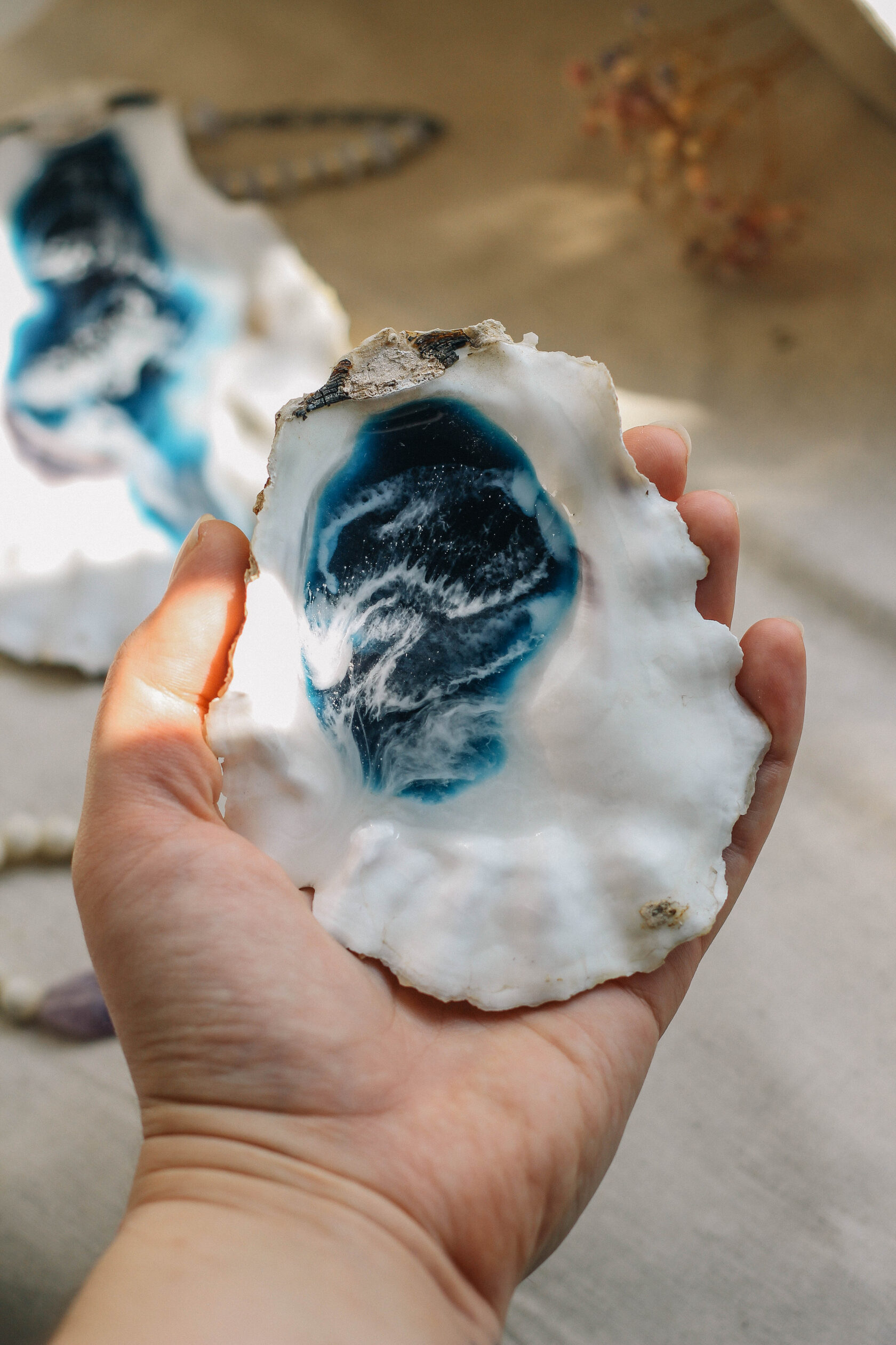 Подставка в виде натуральной ракушки с эпоксидной смолой