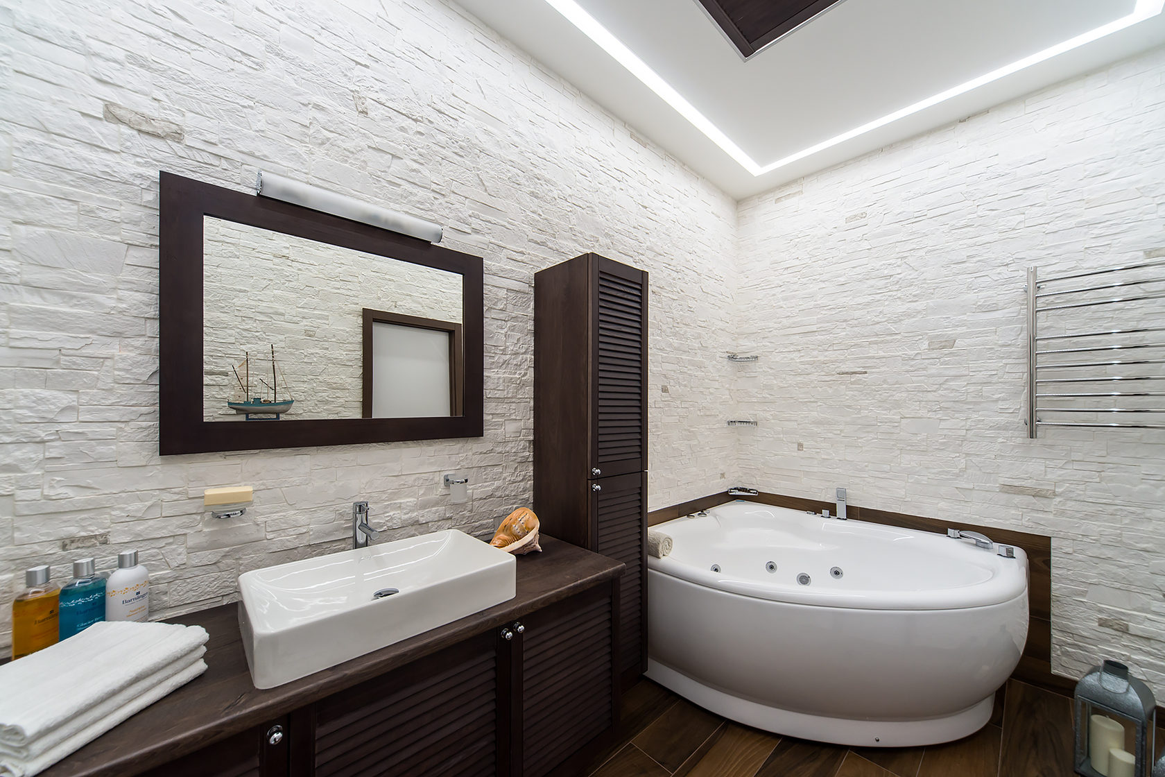 Ванная комната с угловой ванной современные решения