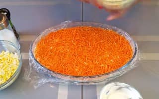 Приготовление салата «Грибная поляна» с шампиньонами и курицей: шаг 9