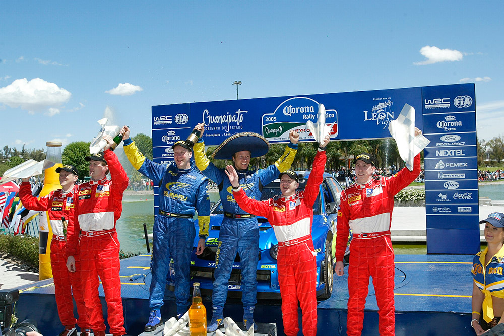 Победители ралли Мексика 2005 Петтер Сольберг и Фил Миллз (Subaru), обладатели второго места Маркус Гронхольм и Тимо Раутиайнен (Peugeot), третье место – Маркко Мяртин и Майкл Парк (Peugeot)