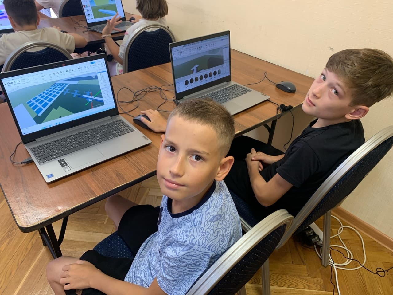 Дети за ноутбуком занимаются программированием