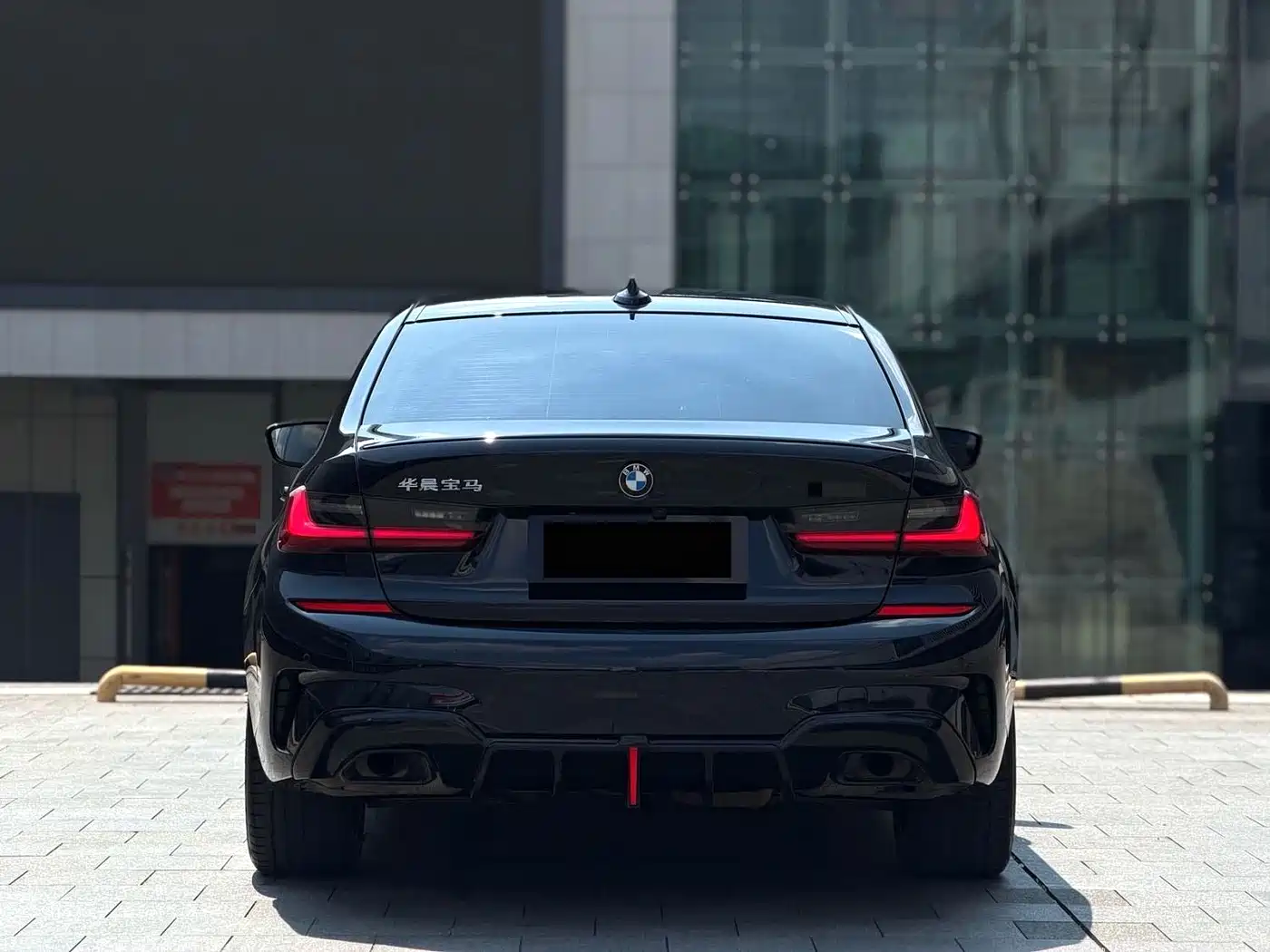 BMW 325i G20 2022 M Sport Shadow Edition — вид сзади, фонари, крышка багажника и задний бампер