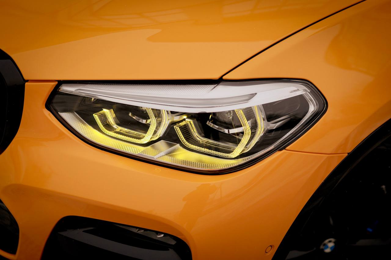 передняя левая фара bmw x4 и бампер, крыло и капот в цветной пленке vega color mclaren orange