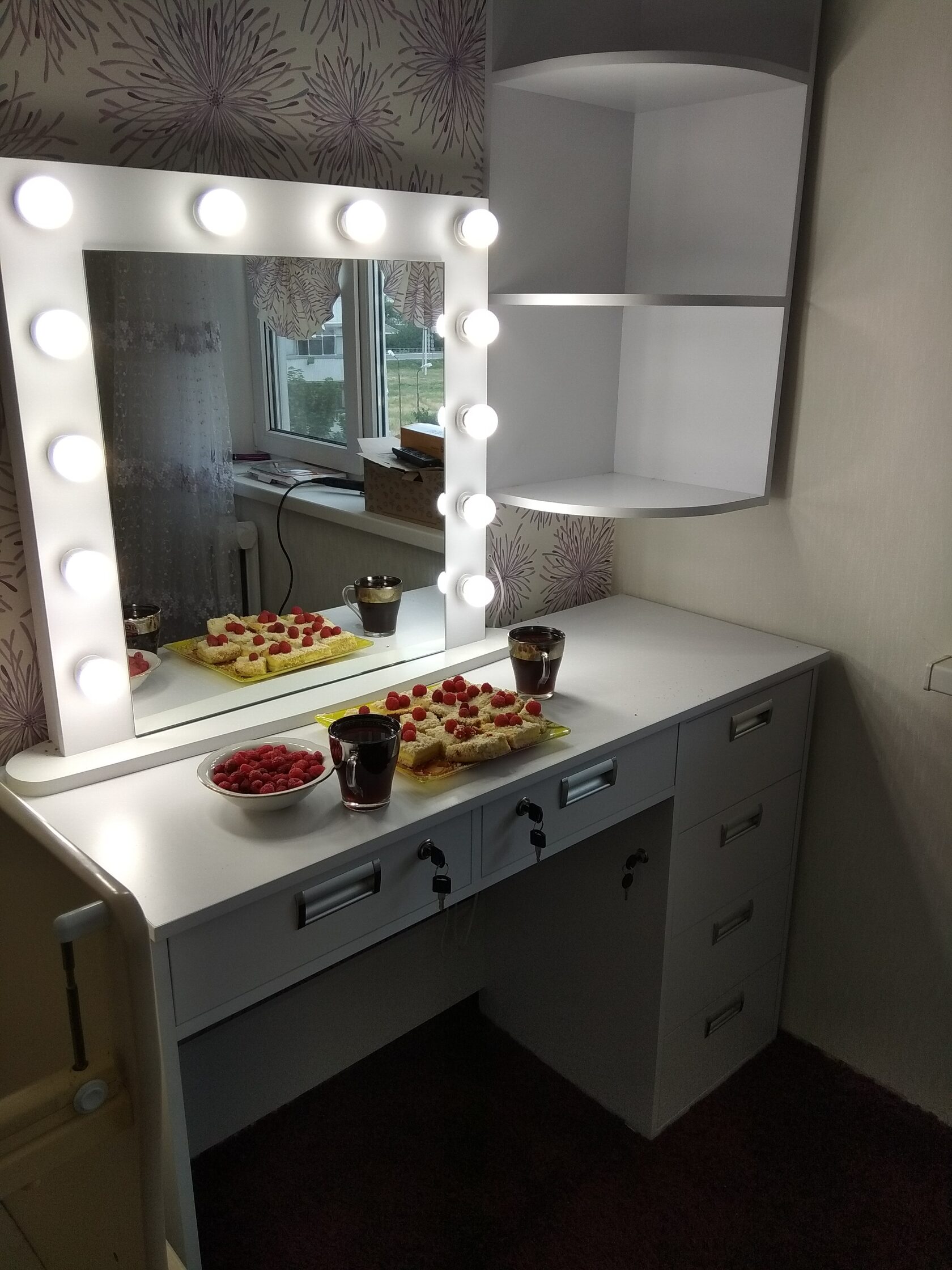 Стол для макияжа