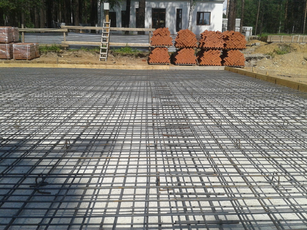 Заливка бетона с армированием цена за куб. Бетонная площадка. Заливка площадки бетоном. Армирование бетонной площадки. Монолитная площадка.