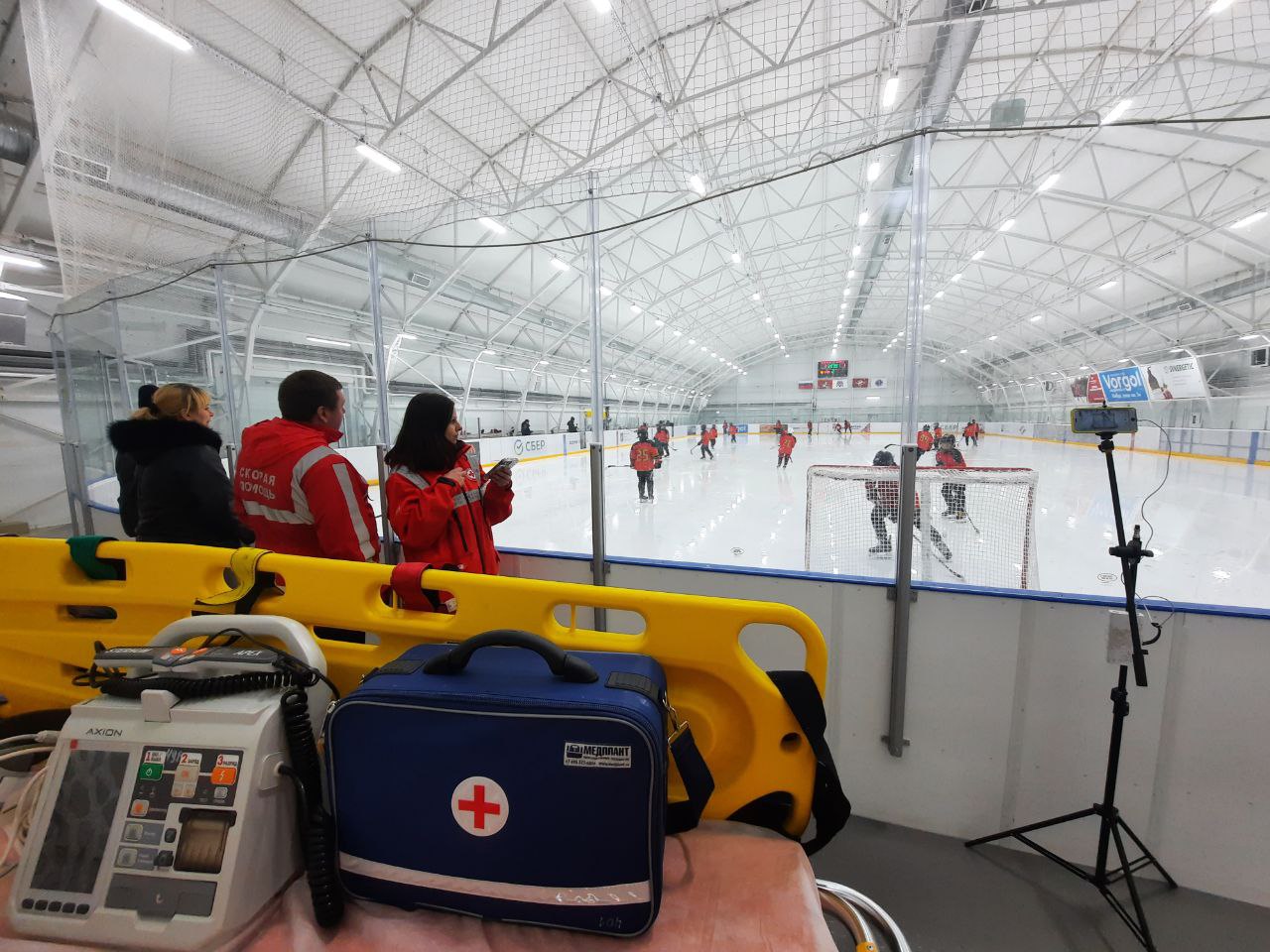 Дежурство скорой помощи на хоккее