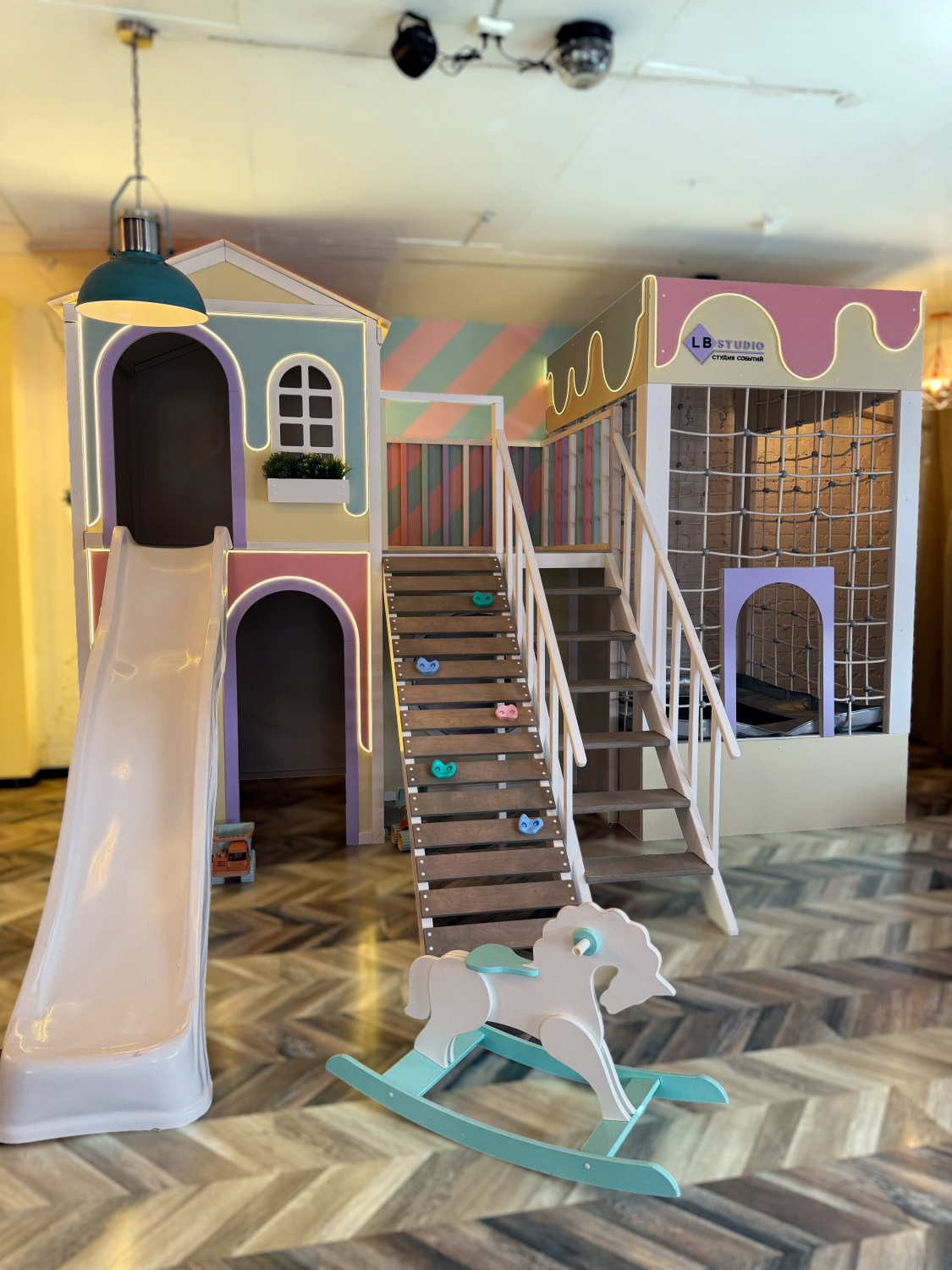 Детский игровой домик из дерева “Твой Детский Домик” в холодной Казани. Зимняя сказка для вашего ребенка.