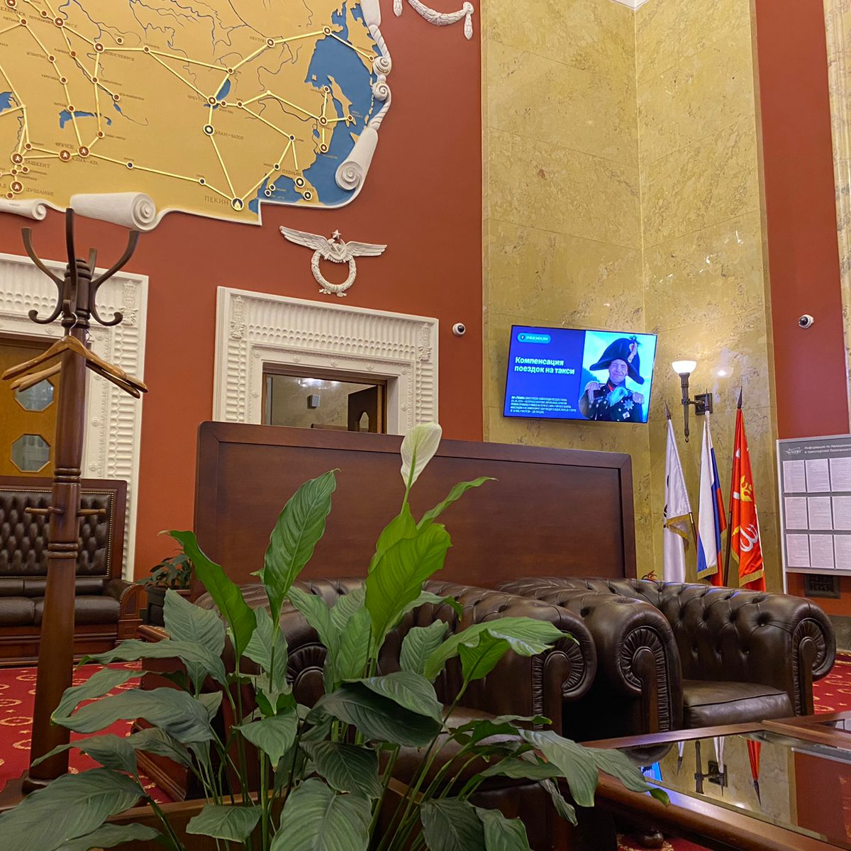 Видеоэкран в главном зале с красными стенами, Терминал А-Групп в Пулково