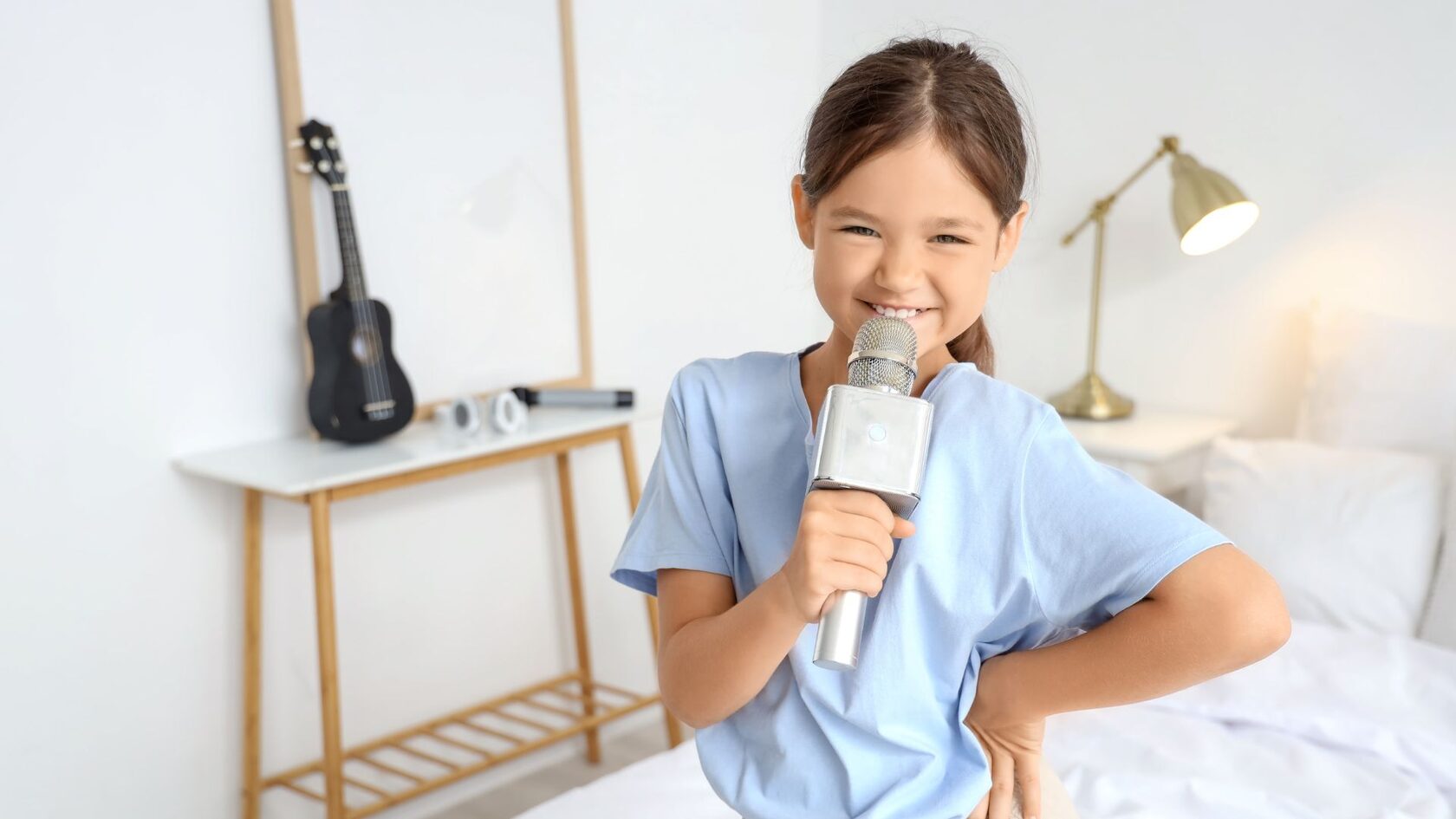 Ребенок поет с микрофоном