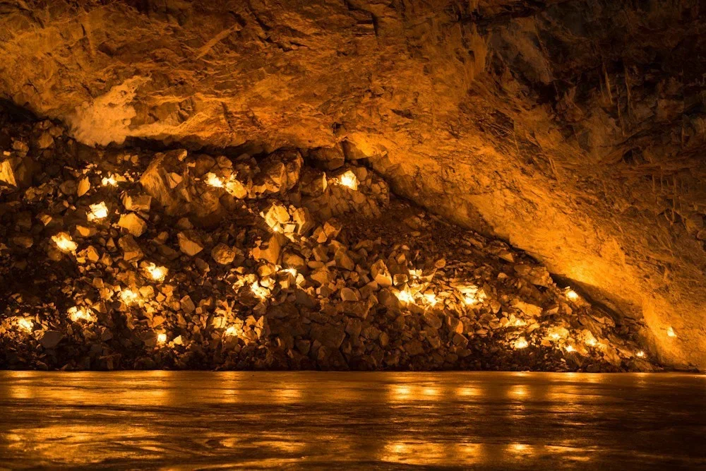 Gold cave. Пещеры Хээтэй Забайкальский. Пещеры Хээтэй Забайкальский край. Ледяные пещеры Хээтэй. Ледяные пещеры Хээтэй Забайкальский край.