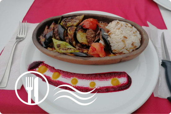 тарелка с едой на лайнере