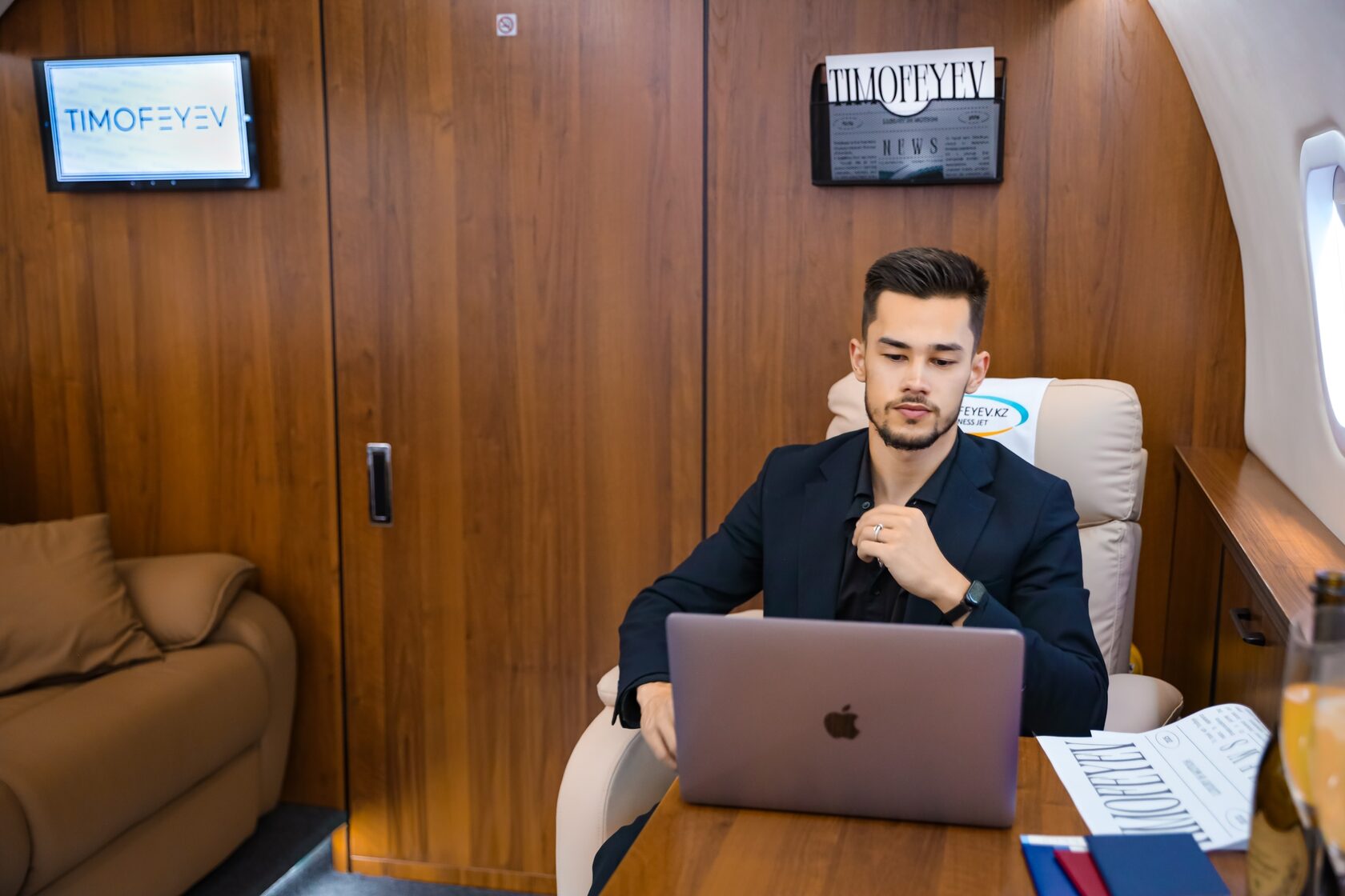 основатель компании Timofeyev в личном бизнес джете компании
