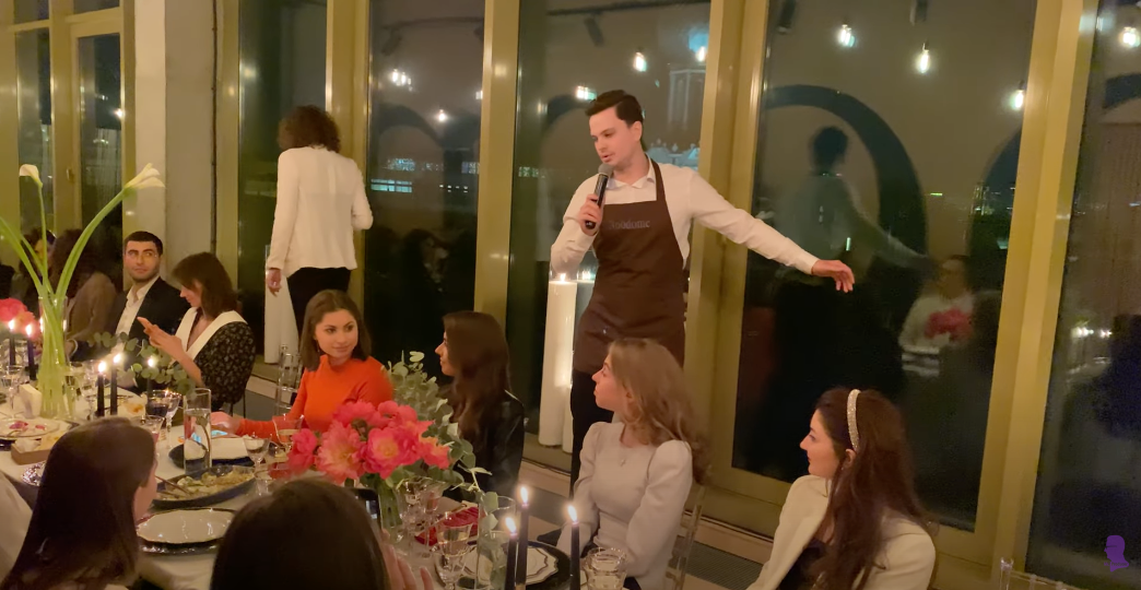 Поющие официанты исполняют итальянскую классику